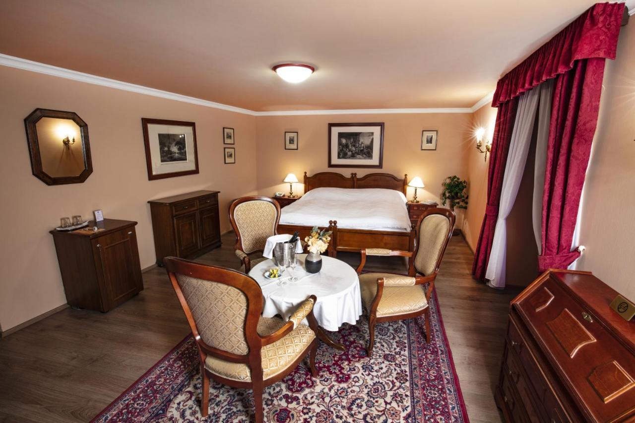 Hotel Zamek Stirin Velké Popovice Exterior photo