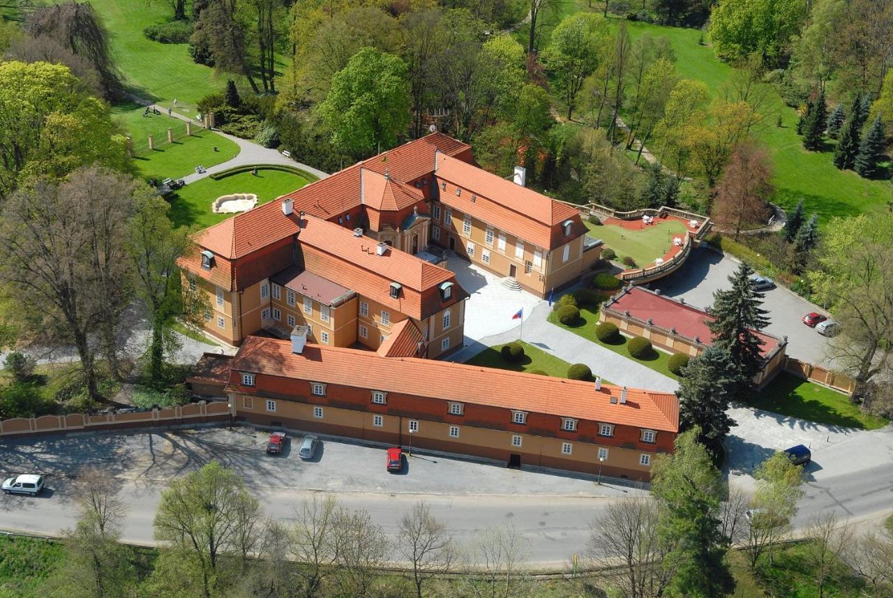 Hotel Zamek Stirin Velké Popovice Exterior photo